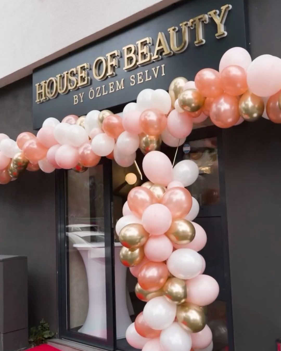 Studio House of Beauty by Özlem Selvi – Eingang mit goldenem Schriftzug
